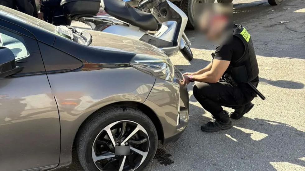 «Σκούπα» σε Ασπρόπυργο-Ίλιον: Με γερανό 16 ΙΧ -Χωρίς δίπλωμα 15 οδηγοί